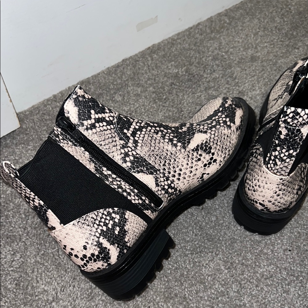 Universal Thread Black And White Ankle Boots With… - image 4